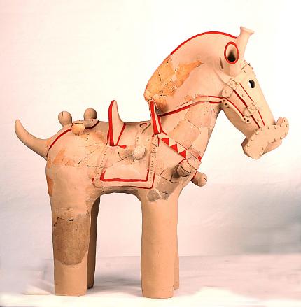 北西ノ久保遺跡から発見された飾り馬の写真です。