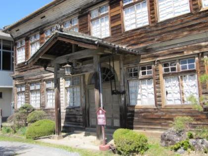 旧大沢小学校の玄関付近拡大写真です。