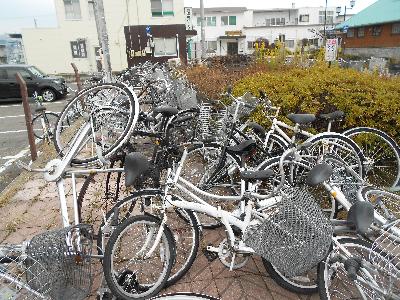 中込駅前の歩道に乱雑に放置された自転車の写真