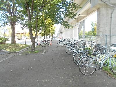 佐久平駅蓼科口の高架下に放置された自転車の写真