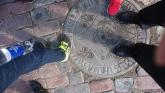 タリン旧市街のゼロ地点にある石に足を乗せている写真
