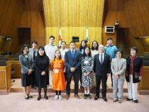 議場にて、議員とモンゴル訪問団との写真