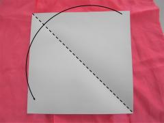 正方形の紙を折り三角形を作る写真