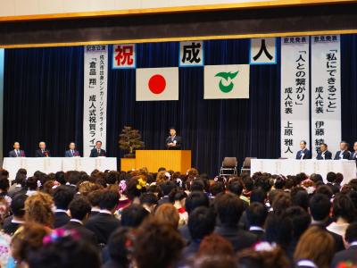 新成人を前に挨拶する市長の画像