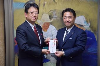 大西熊本市長への贈呈の様子の画像