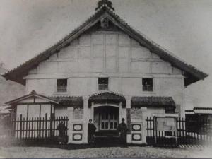 明治8年（1875年）に撮影された尚友学校（現田口小学校）校舎【現在のお台所】
