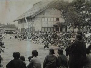 昭和31年（1956年）に撮影された校庭における運動会の様子