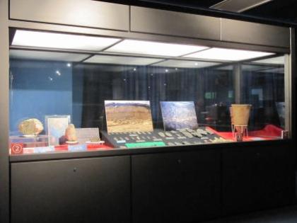 考古遺物展示室の石器の展示の写真です。