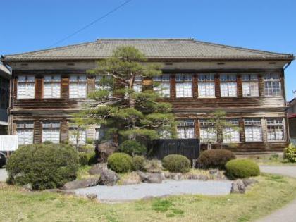 旧大沢小学校の正面全景の写真です。
