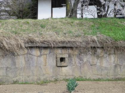 石垣に空く穴（排水口）の写真