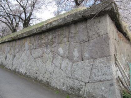 西側の砲台下の石垣の写真です。