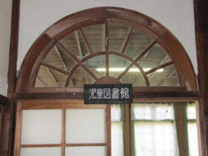 図書館の扉の写真です。