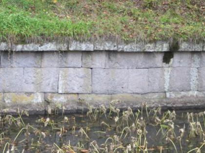 大手橋付近の内側の石垣の写真です。