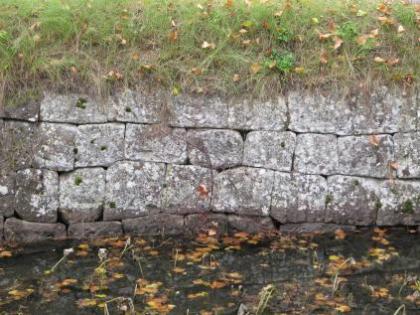 大手橋福音の外側の石垣の写真です。