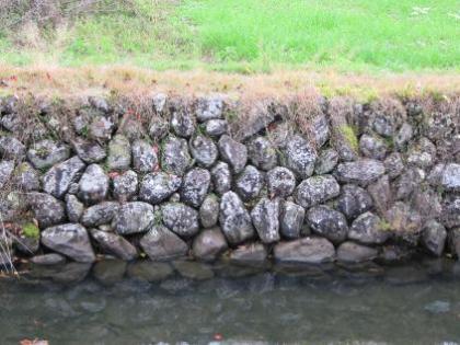 南側の外側の石垣の写真です。