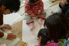 多目的室を利用する親子の写真