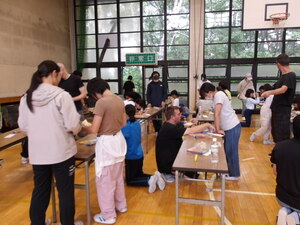 木材クラフトをしているところの写真