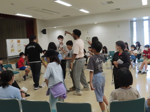 外国人講師と初めて交流している写真
