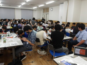 名札を作っている写真