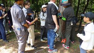 ネイチャーゲームをしている写真