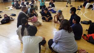 木材クラフトをしているところの写真