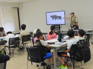 名札を作っている写真