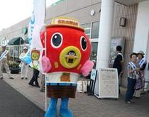 鯉太郎による啓発活動をしているところの写真