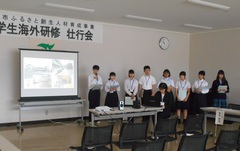研修生が佐久市紹介を発表している写真