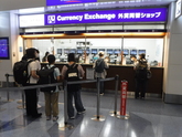 換金している写真