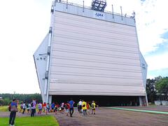 角田宇宙センターの展示物を見学している写真