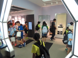 相模原市立博物館(天文展示室)を見学している写真