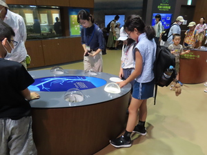 ふれあい科学館を見学している写真