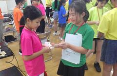 名刺を交換している写真