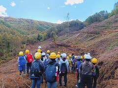 のざわ山門市で商業体験をしている写真