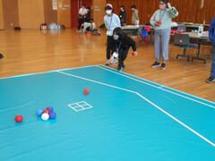 のざわ山門市で商業体験をしている写真