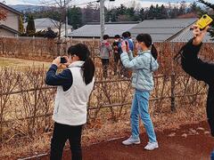 野鳥観察をしている写真