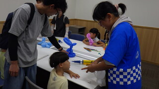 バルーンアートを作っている写真