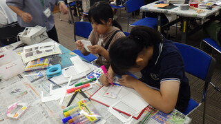 ペーパークラフトを体験しているところの写真