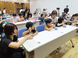 スライムを作っているところの写真