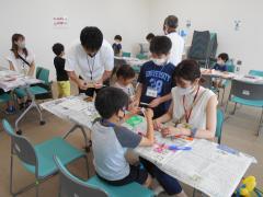 紙とんぼを作っている写真