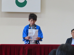 佐久市ジュニアリーダー研修生代表が開会宣言をしている写真