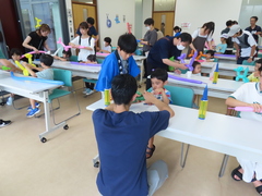 バルーンアートを作っている写真