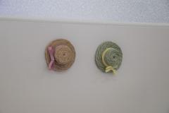 麻糸で作った帽子をマグネットとして貼り付けた写真