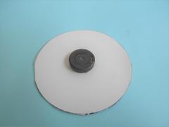 厚紙に両面テープで磁石を固定する写真