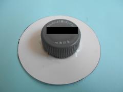 厚紙にボンドでペットボトルキャップを固定する写真