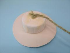 手順2　両面テープでペットボトルキャップに麻糸を固定する写真