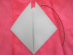 三角形の右端を折る写真