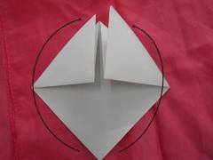 前の手順で折った部分を上に折る写真