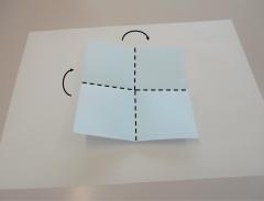 紙に折り目を付ける写真