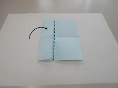 紙を半分に折る写真